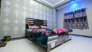 Deluxe Double Room, City View | Pemandangan dari bilik