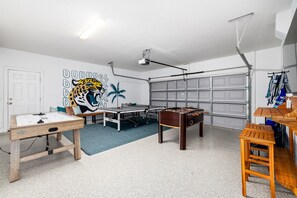 Games room - Coastal Luxury | Pool, Game Zones, Putting Green (Jacksonville Beach)