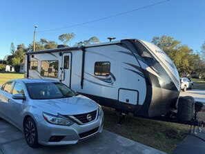Property grounds - Beautiful 1-bedroom recreational vehicle with AC in Lehigh Acres (Lehigh Acres)