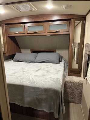 1 bedroom, WiFi, bed sheets - Beautiful 1-bedroom recreational vehicle with AC in Lehigh Acres (Lehigh Acres)