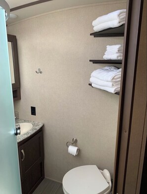 Shower, towels, soap, toilet paper - Beautiful 1-bedroom recreational vehicle with AC in Lehigh Acres (Lehigh Acres)