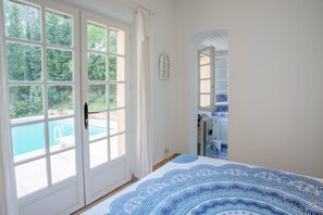 5 habitaciones, tabla de planchar con plancha, wifi y ropa de cama 