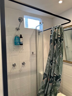 Towels, soap, toilet paper - Manly Beach Studio + Parking Option (Manly)
