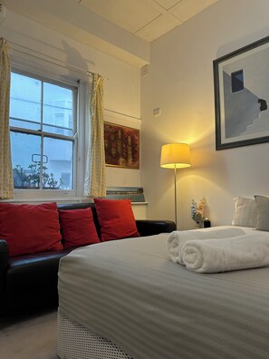 1 bedroom, bed sheets - Manly Beach Studio + Parking Option (Manly)