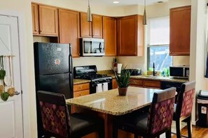 Fridge, microwave, oven, stovetop - Cozy Mt. Vernon Townhome (Baltimore)