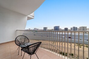 Studio, Accessible - Silkhaus New Studio Binghatti Pearl in DSO (Dubai)