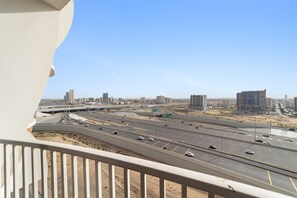 Studio, Accessible - Silkhaus Modern Studio Binghatti Pearl (Dubai)
