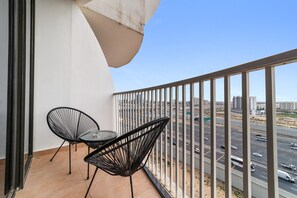 Studio, Accessible | Internet - Silkhaus Cozy Studio Balcony Binghatti Pearl (Dubai)