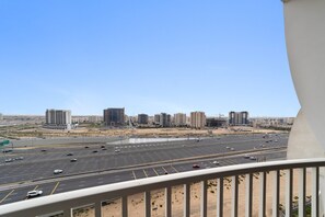 Internet - Silkhaus Cozy Studio Balcony Binghatti Pearl (Dubai)