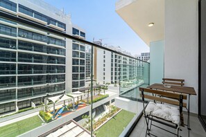 Ein modernes Apartment mit Balkon, großen Fenstern und Blick auf die Stadt.