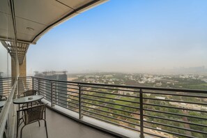 A balcony with a view of a cityscape, including buildings and greenery. - Silkhaus Expansive 2bdr in Sky Gardens Difc (Dubai)