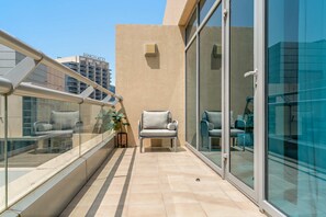 House, Accessible - Business Bay Apartment w Balcony Seating (Dubai)