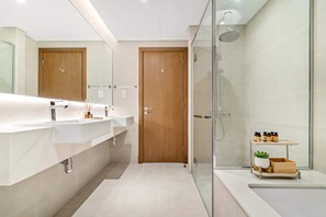 House, Accessible - Bright 1BR Escape w Balcony Building Pool (Dubai)