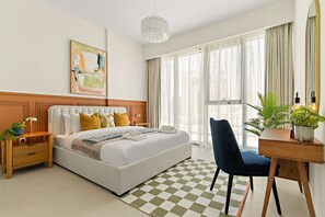 Une chambre d’hôtel moderne, dotée d’un grand lit, d’un bureau avec une chaise, d’une plante en pot et d’une grande fenêtre avec des rideaux.