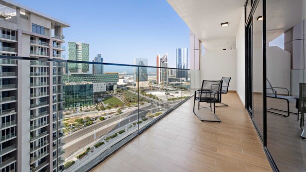 Un apartamento moderno con balcón y vistas a la ciudad.