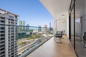 A modern apartment with a balcony overlooking a cityscape. - Silkhaus Signature 1bdr Apartment in Maryah Island (Abu Dhabi)