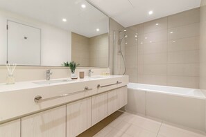 House, Accessible - Silkhaus Luxurious 3BR Maid Dubai Hills (Dubai)