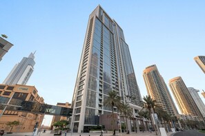 Apartment, Accessible - Downtown Apartment w Tower Pool Balcony (Dubai)