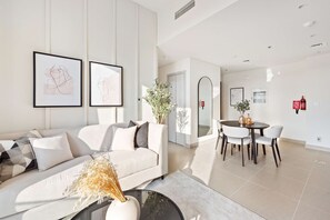 Apartment, Accessible - Downtown Apartment w Tower Pool Balcony (Dubai)