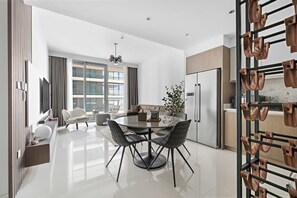 Eine moderne Küche mit Backofen, Edelstahlkühlschrank und Kaffeemaschine.