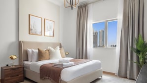 Un dormitorio moderno con una cama grande, una mesita de noche, una lámpara, una ventana con cortinas y vistas a la ciudad.