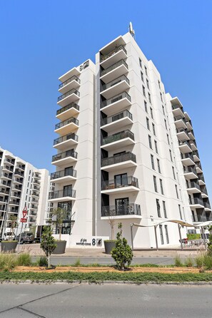 Apartment, Accessible - 1BR Near Yas Marina w Building Pool hot tub (Abu Dhabi)
