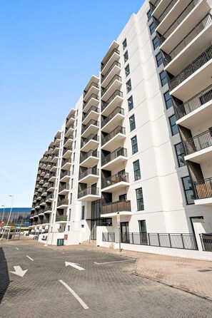 Apartment | 2 bedrooms, Internet - Silkhaus in Water s Edge Close to Ferrari World (Abu Dhabi)