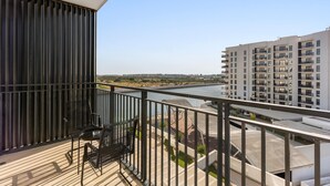 A balcony with a view of a river and buildings. - Silkhaus Canal View Studio Near Ferrari World (Abu Dhabi)