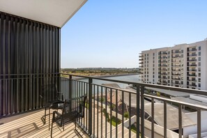 House, Accessible - Silkhaus Canal View Studio Near Ferrari World (Abu Dhabi)