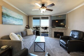 TV, fireplace, ping pong - Harbor & Ocean View Coastal Retreat – Walk to Beach & Marina (Oceanside)