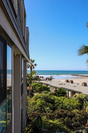 On the beach - Harbor & Ocean View Coastal Retreat – Walk to Beach & Marina (Oceanside)