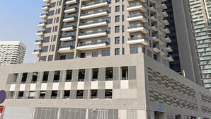 Un edificio de gran altura con varios balcones y un diseño arquitectónico moderno.