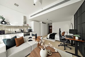House, Accessible - Silkhaus Studio Premium Work Set Gamer s Dream (Dubai)
