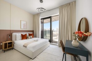 Une chambre d’hôtel moderne, dotée d’un grand lit, d’un bureau et offrant une vue sur la ville par la fenêtre.