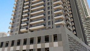 Un edificio moderno de gran altura con múltiples balcones.
