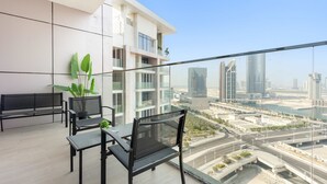 Un appartement moderne doté d’un balcon donnant sur le paysage urbain et offrant une vue sur une autoroute.