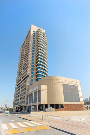 1 bedroom, Internet - Silkhaus Exclusive 1BR Stay at Julphar Tower (Abu Dhabi)