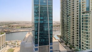 Ein Hochhaus mit moderner Glasfassade und einem Fluss im Hintergrund.