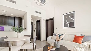 Ein modernes Wohnzimmer mit Sofa, Couchtisch und Essbereich.