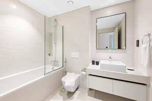 House, Accessible - Silkhaus Chic Seaview 1bdr Marina Vista Tower (Dubai)
