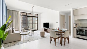 Una sala moderna con sofá, mesa de centro y comedor.