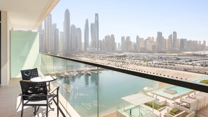 Un balcon offrant une vue sur les toits d’une ville et un port de plaisance.