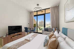 Une chambre d’hôtel moderne dotée d’un grand lit, d’une télévision, d’un bureau et offrant une vue sur le paysage urbain.