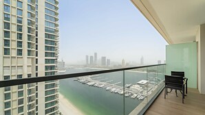A high-rise building with a balcony overlooking a marina and a beach. - Silkhaus Emaar Beachfront Tower w Balcony (Dubai)