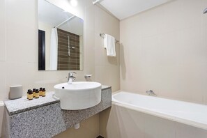 Apartment - Silkhaus 1bdr in Horizon Tower Al Fay Park Near (Abu Dhabi)