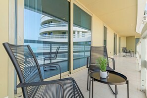 House, Accessible - Silkhaus Luxury 2BR Maid Free Beach Access (Abu Dhabi)