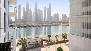 A high-rise building with a view of a marina and a city skyline. - Silkhaus Sea View 1bdr Marina Vista Tower (Dubai)
