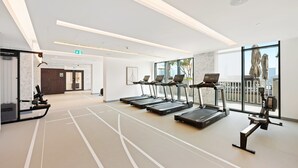 Ein Fitnessraum mit Laufbändern, Rudergerät und Ergometer.