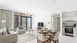 Ein modernes Apartment mit Wohnzimmer, Essbereich und Küche.