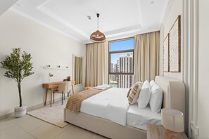 Ein modernes Hotelzimmer mit einem großen Bett, einem Schreibtisch, einem Stuhl, einer Zimmerpflanze und Blick auf die Stadt.